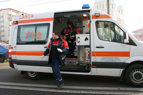 Trei persoane au ajuns la spital, în urma unui accident rutier produs în centrul Constanței - ambulanta22222-1341065259.jpg