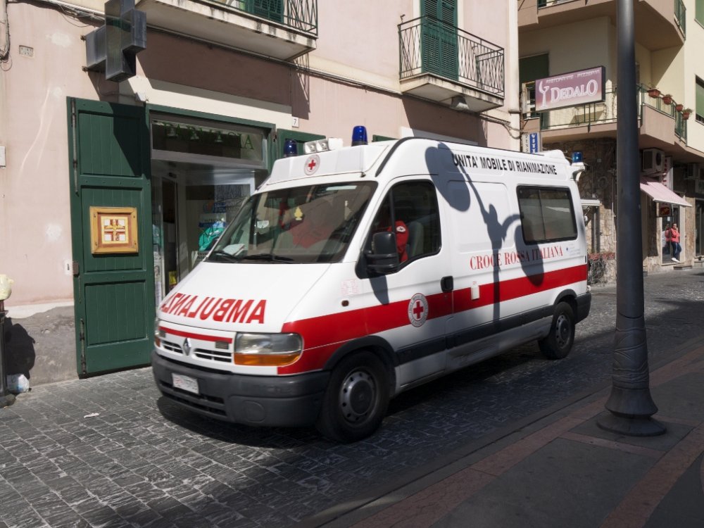 Muncitor român mort la locul de muncă, în Italia. A lăsat în urmă doi copii și o soție însărcinată - ambulantaitalia-1529662399.jpg