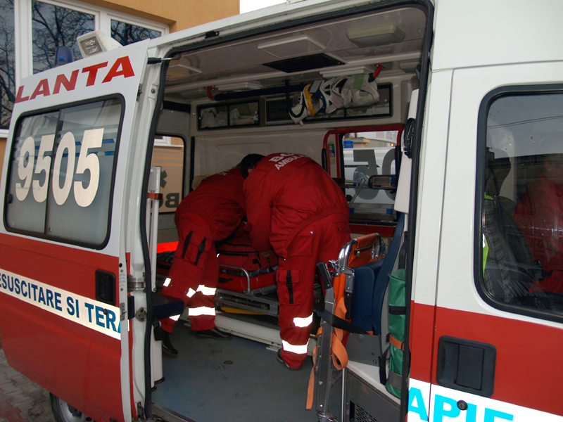 ALERTĂ la Constanța / Bărbat căzut într-un bazin cu combustibil. Medicii încearcă să-l salveze - ambulantapozamare-1424333625.jpg