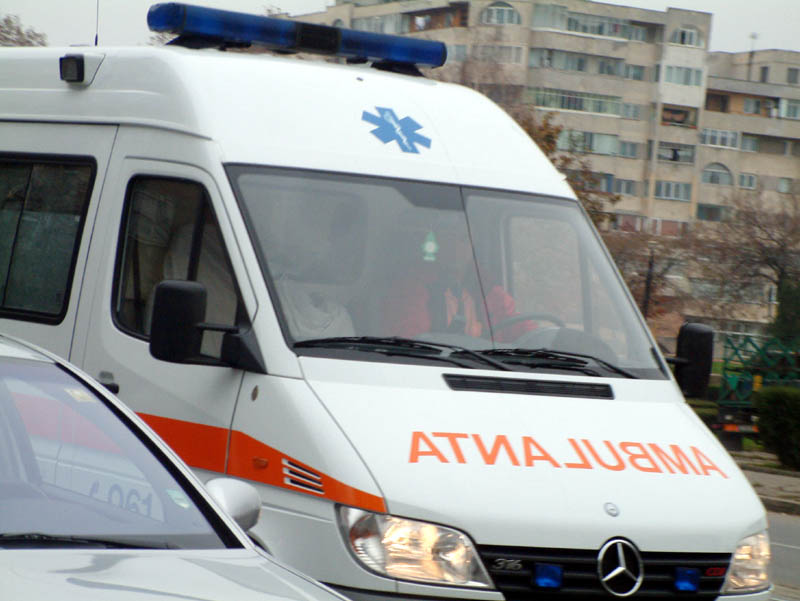 Ambulanță implicată  într-un grav accident rutier - ambulantasalvaregf-1311264128.jpg