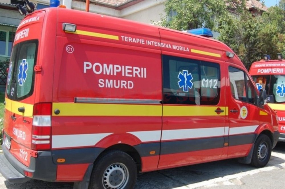 Intervenție de urgență la Tuzla. Un bărbat și-a strivit piciorul sub tractorul cu care s-a răsturnat - ambulantasmurd-1529999855.jpg