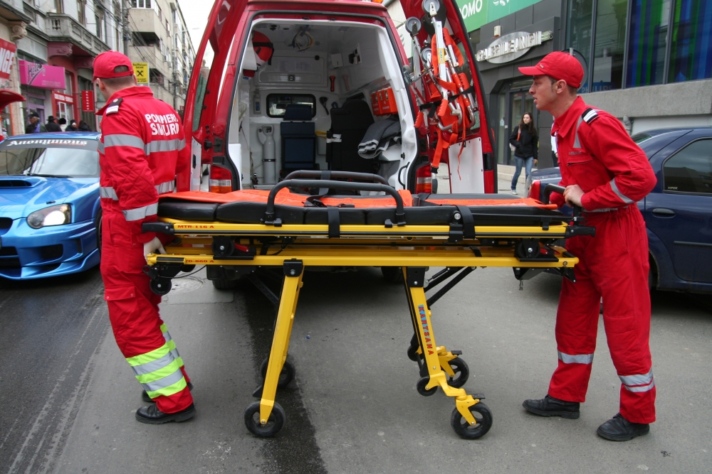 Accident la ieșirea din localitatea 2 Mai. Cinci persoane, la spital - ambulantatargamedicismurdfatales-1367485364.jpg