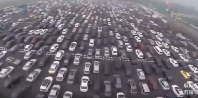 Video incredibil! Cum arată un AMBUTEIAJ pe o autostradă cu 50 de benzi, din China - ambuteiaj02-1444321532.jpg