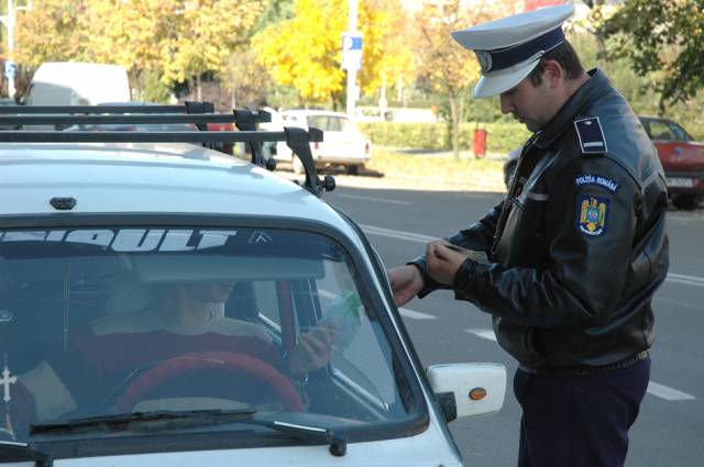 Mii de amenzi date de Poliția Română în patru zile - amenda-1349529989.jpg