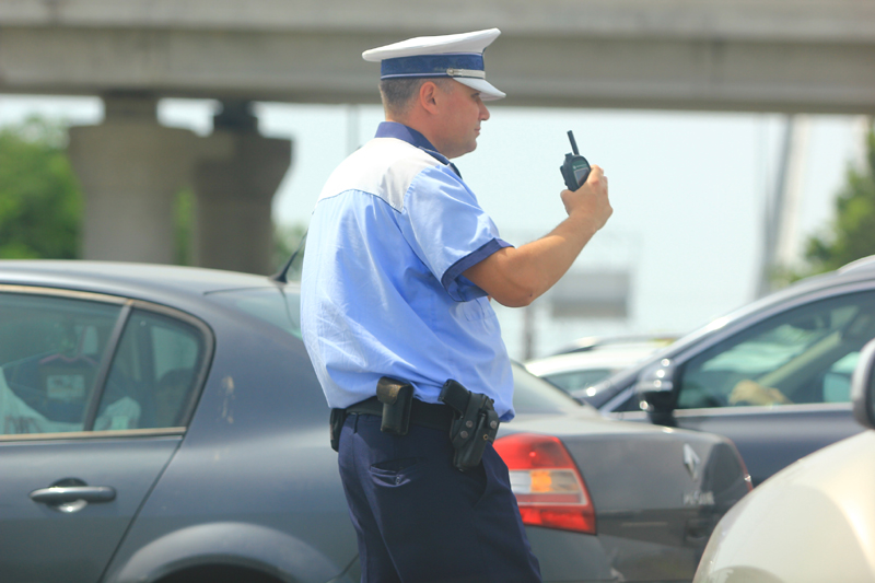 Polițiștii de la Rutieră,  în misiune. Amenzi drastice pentru șoferii certați cu legea - amenzirutiera-1501416994.jpg