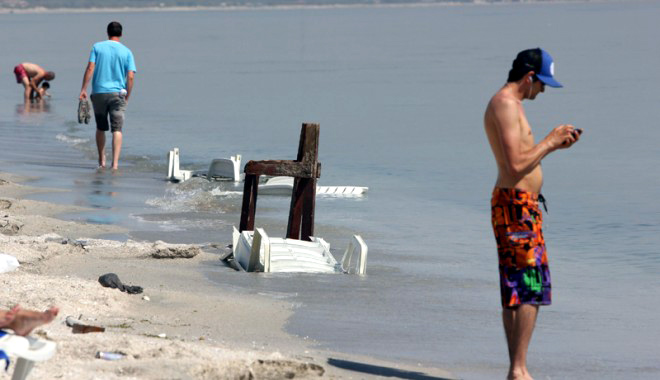 Americanii fac curățenie pe plaja din Năvodari - americaniifaccuratenie-1411659365.jpg