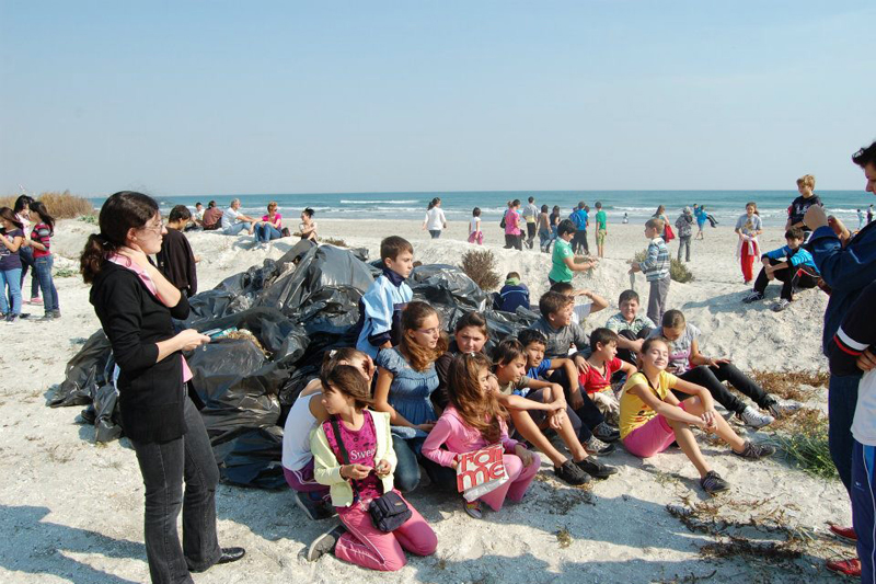 Amplă acțiune de ecologizare desfășurată de elevi pe plaja Cleopatra - amplaactiune-1461086344.jpg