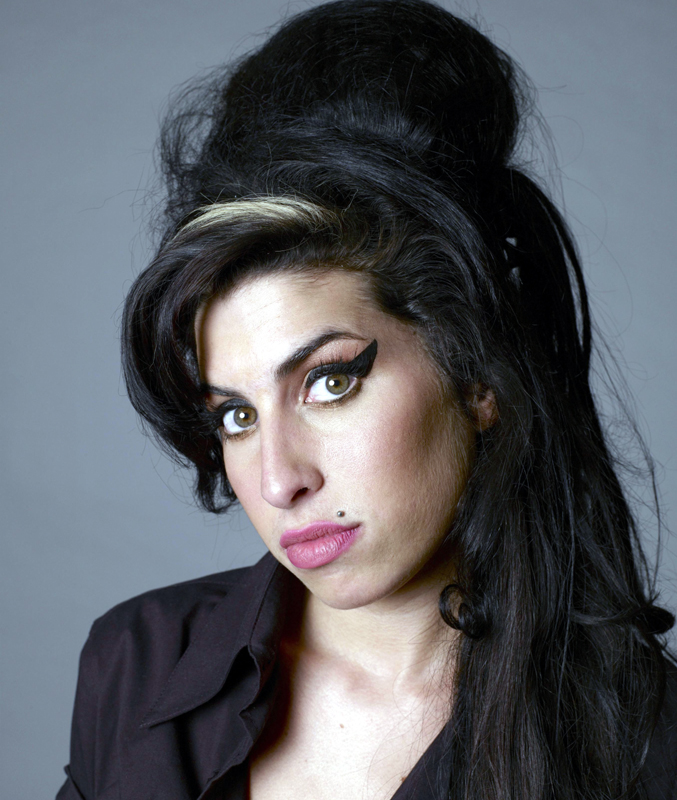 Amy Winehouse dădea semne de viață când au ajuns medicii - amywinehouse-1311513376.jpg
