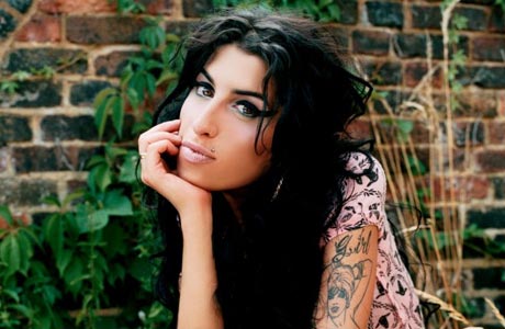 Tatăl lui Amy Winehouse va scrie o carte despre viața fiicei sale - amywinehouse2-1318339201.jpg