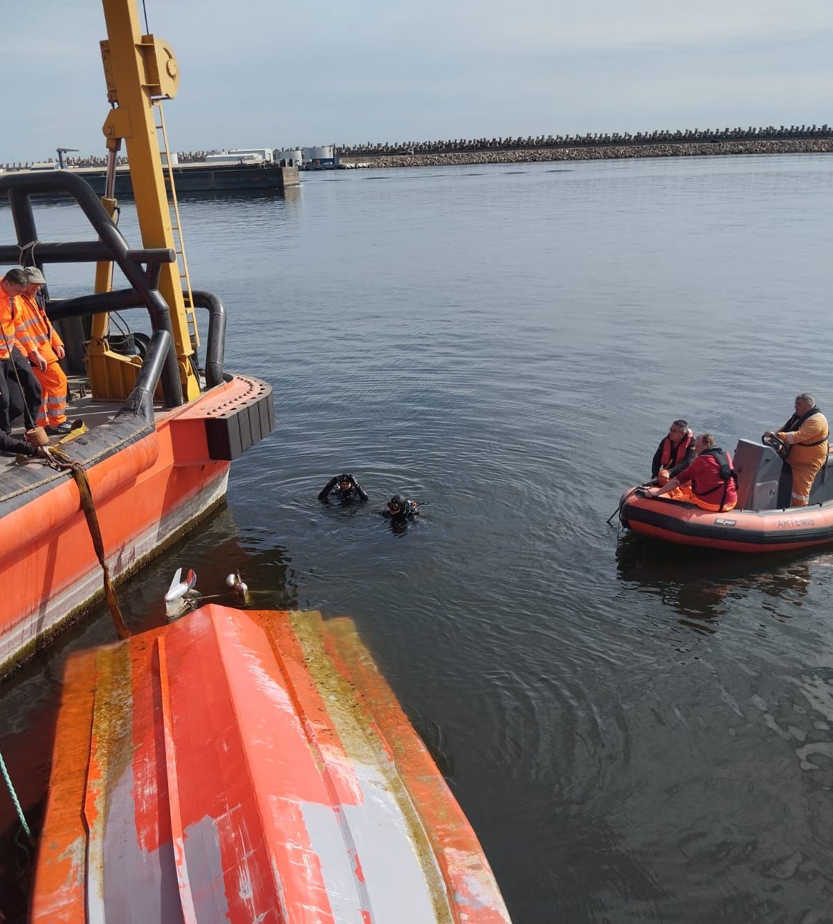 Barca răsturnată în apropiere de Tuzla ar aparține Marinei din Ucraina. Este păzită de luptători antitero - ancheta-ambarcatiune-2-t-1712252666.jpg