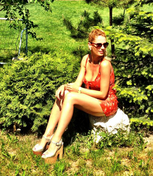 Andreea Bănică, ședință foto cu hainele mamei sale - andreeabanicafotooriginal-1336048617.jpg