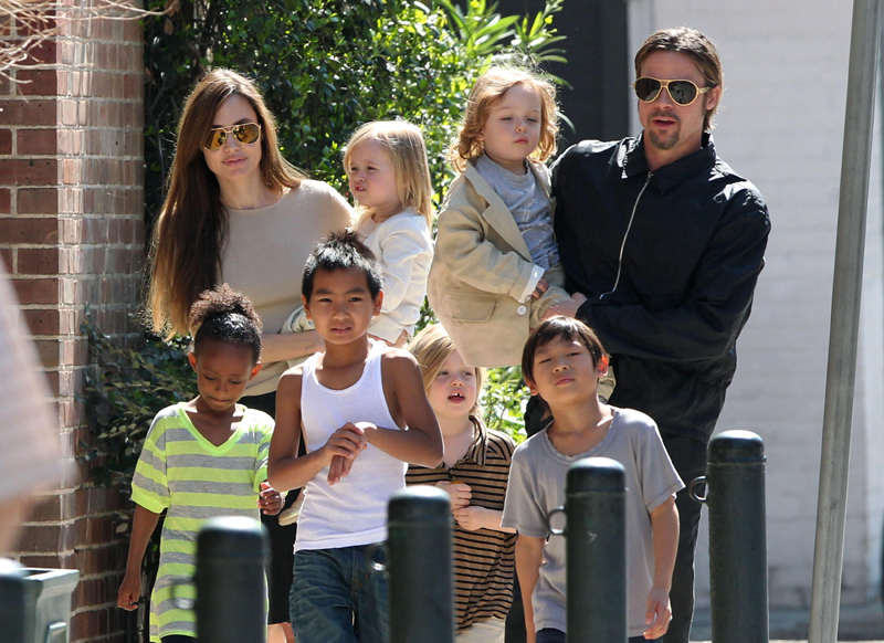 Angelina Jolie vrea o familie cât o echipă de fotbal - angelinajolie-1360333721.jpg