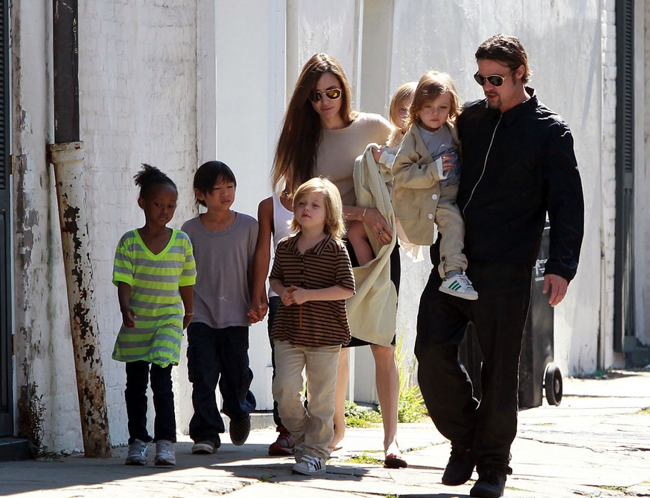 Angelina și Brad Pitt trăiesc într-un adevărat haos. Iată ce povestesc menajerele cuplului - angelinajolieibradpitt-1375286896.jpg