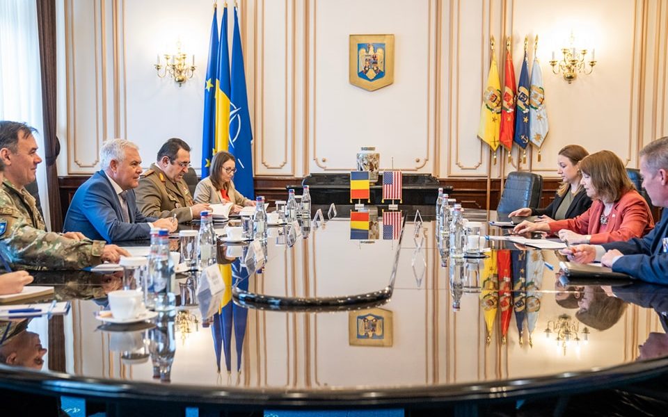 Ambasadorul SUA la București și ministrul Apărării au discutat despre modernizarea bazei militare „Mihail Kogălniceanu” - angeltilvarkathleenannkavalec960-1713195578.jpeg
