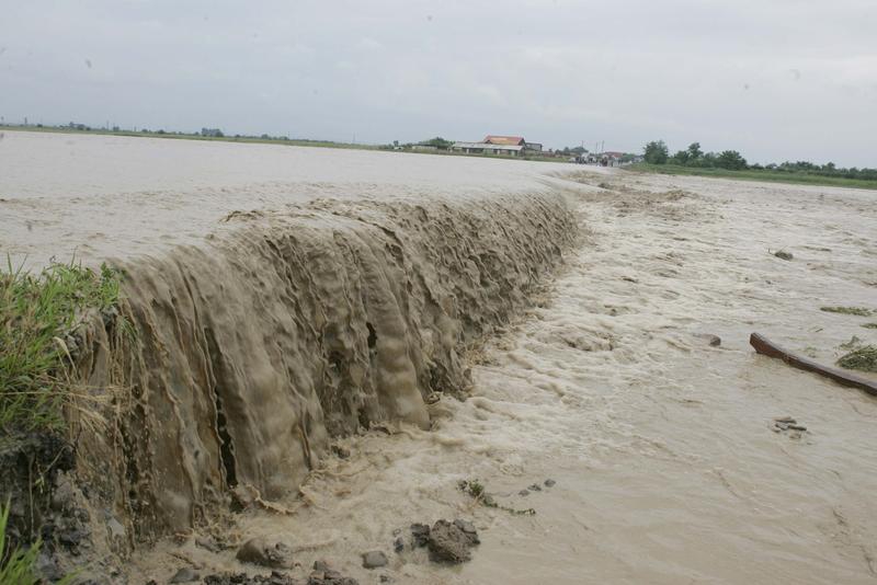 Dâmbovița / Case inundate de ploile torențiale - apa-1397898537.jpg