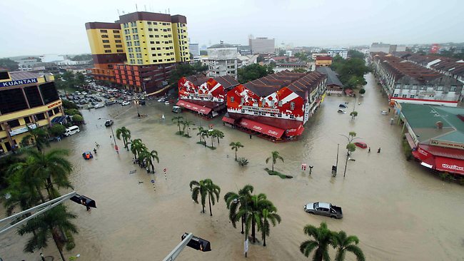 Turiștii străini blocați în Malaezia din cauza inundațiilor au fost evacuați - apa-1419595028.jpg