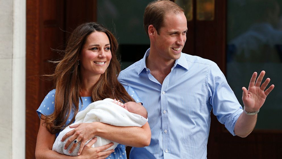 VIDEO / KATE MIDDLETON, Prințul William și FIUL LOR au părăsit maternitatea. Primele IMAGINI cu bebelușul regal - aproyalbabydm13072316x9992-1374680816.jpg