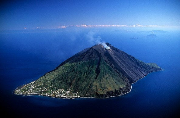 Spectacolul naturii: Vulcanul Stromboli a erupt - arataimg1-1407764341.jpg