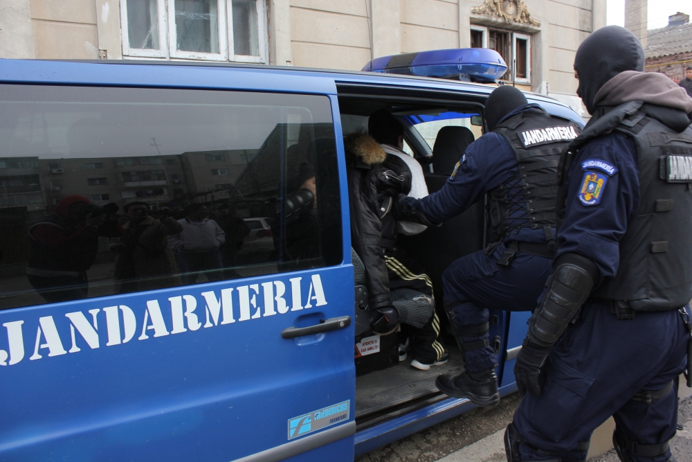 Tâlharii care se dădeau drept polițiști și jefuiau prostituate, au fost arestați - arest-1399903325.jpg
