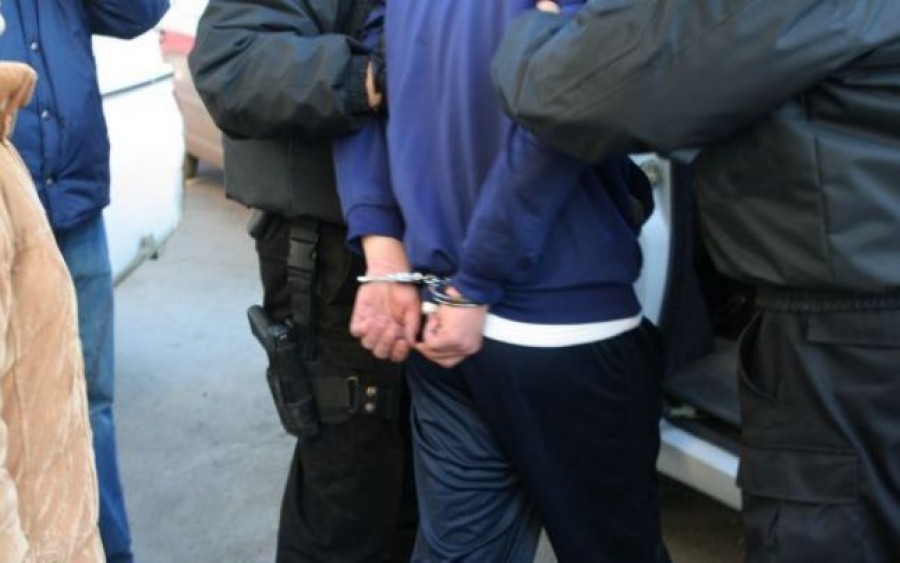 ELEV CONSTĂNȚEAN, ARESTAT pentru că și-a șantajat colegii - arest-1512754342.jpg