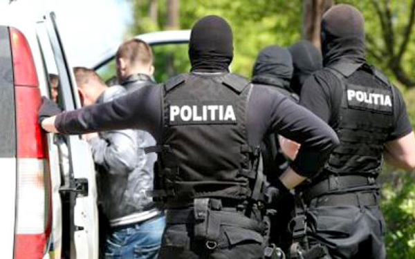 S-A ÎNTORS ROATA! Doi italieni AU JEFUIT UN ROMÂN în Mamaia - arest-1524925483.jpg