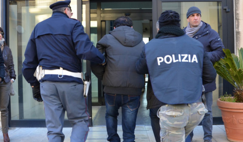 Un inginer italian se dădea drept medic ginecolog. Bărbatul a fost arestat și acuzat de pedofilie - arest-1551519942.jpg