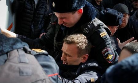 Alexei Navalnâi, arestat de poliția rusă pentru manifestații anticorupție neautorizate - arestat-1490530009.jpg