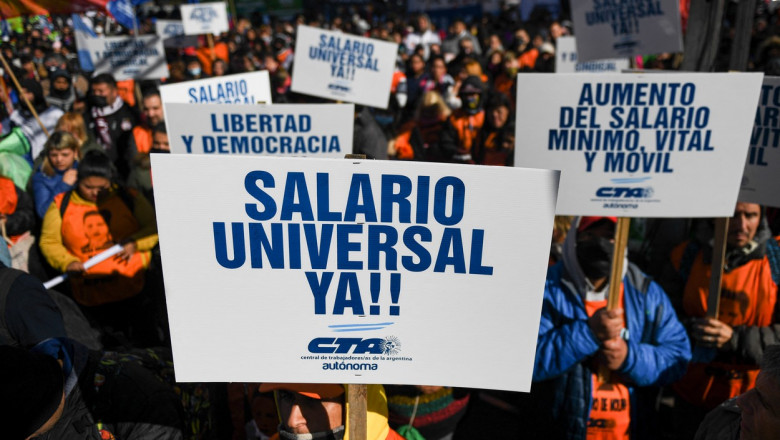 Oamenii din Argentina cer un salariu universal pentru a face față crizei economice - argentinasalariu-1659095691.jpg