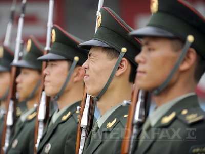 Polițiștii chinezi sunt învățați să zâmbească! - armatachineza2afp-1351600997.jpg