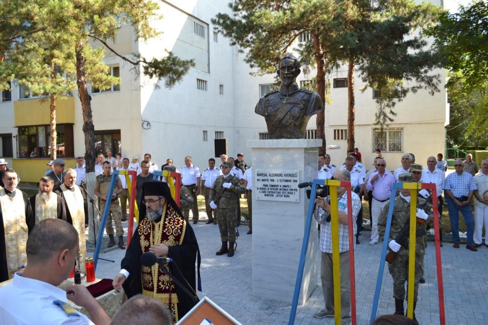 Ceremonia de dezvelire a bustului mareșalului Alexandru Averescu - armatamaresal-1566316176.jpg