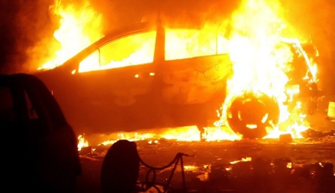 Mașina unei tinere din Constanța a ars ca o torță. Pompierii au găsit o sticlă cu benzină - arsa1361627758-1410770776.jpg
