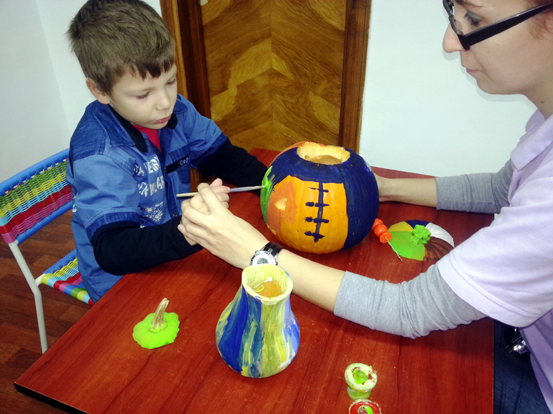 Proiect de art-terapie pentru copiii autiști din Constanța - artterapieautisti-1383154682.jpg