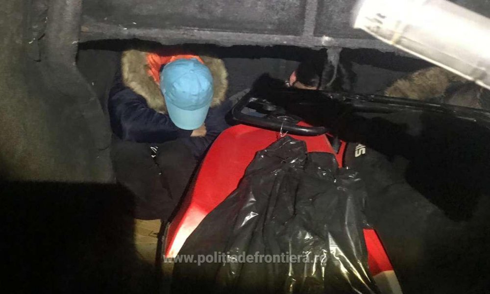 Patru cetățeni străini intenționau să iasă ilegal din România, ascunși în interiorul unei autoutilitare - ascunsi-1541752594.jpg