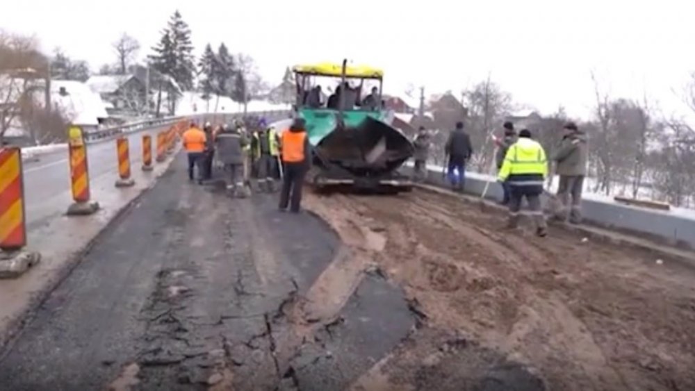 Treabă românească: Muncitorii au turnat asfalt direct în noroi, pe DN17 - asfalt-1640019026.jpg