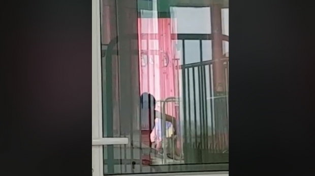 Asistenta filmată în timp ce brusca un bebeluș, dată afară și cercetată penal - asistentabruscheazabebelus141312-1532464397.jpg