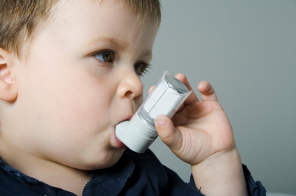 Cercetare/ Unul din zece copii face astm din cauză că locuiește în zonă cu trafic intens - astmbronsiccopii-1348478313.jpg