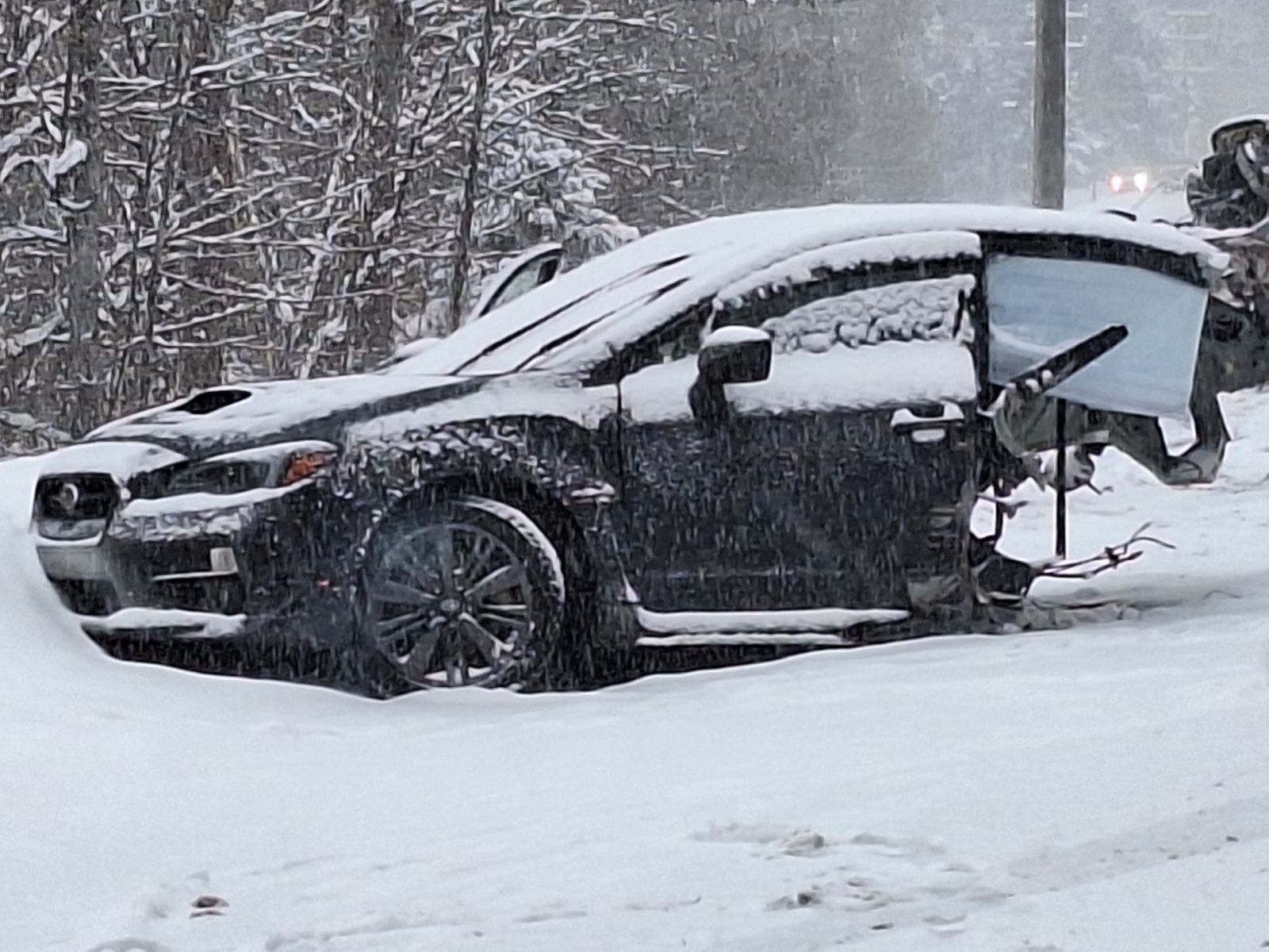 O mașină a fost tăiată în două de un plug de zăpadă, în timp ce încerca să-l depășească - asubaruwrxdriverovertakesatrucks-1705855459.jpeg