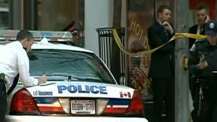Atac armat într-un centru comercial din Toronto: Un om a murit și șapte au fost răniți - atac-1338712134.jpg