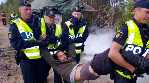Război între neonaziști și migranți, în Suedia! Zeci de oameni mascați i-au atacat pe refugiați - atac-1454162479.jpg