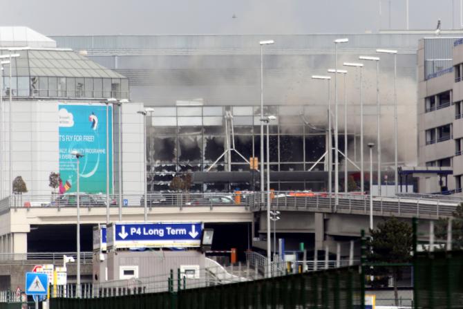 Zeci de simpatizanți ai rețelei teroriste Stat Islamic, angajați la aeroportul din Bruxelles - atac-1459434554.jpg