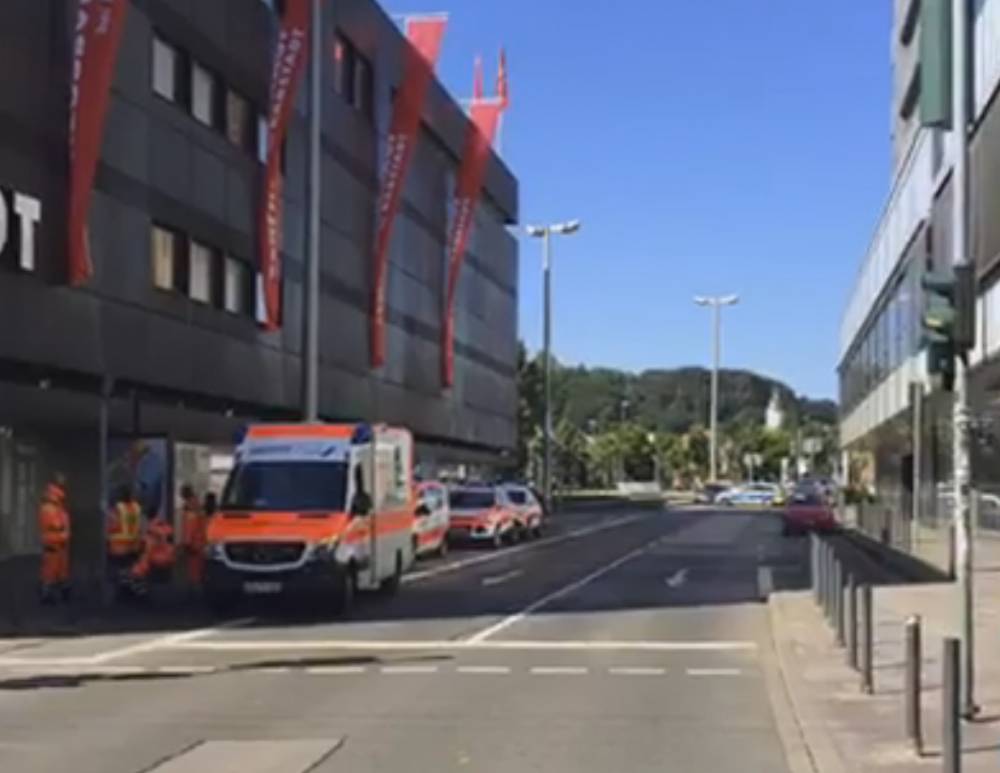 VIDEO / Alerta în Germania. Un bărbat plin de sânge s-a baricadat într-un restaurant - atac-1470572254.jpg