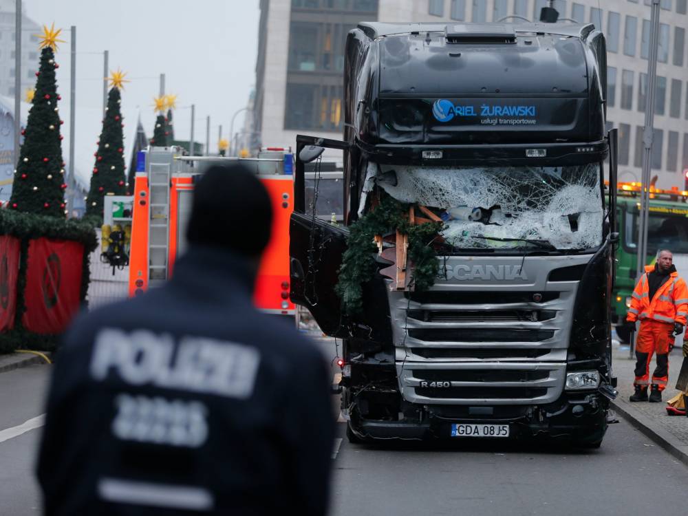 Poliția germană a arestat patru persoane suspectate că ar fi avut legături cu bărbatul responsabil pentru atentatul de la Berlin - atac-1482425306.jpg