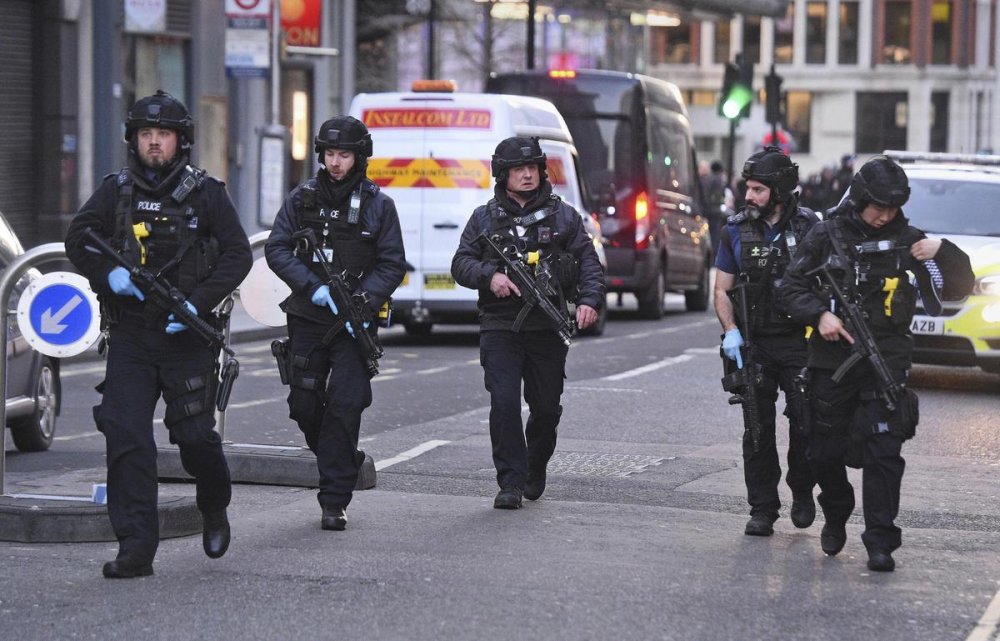 Atac terorist la Londra: Un bărbat a înjunghiat mai multe persoane pe stradă - atac-1580670273.jpg