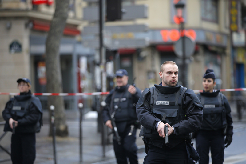 Atac la Paris. O persoană a murit și două sunt în stare gravă, într-un atac terorist - atacarmatparis1464527397-1535021111.jpg