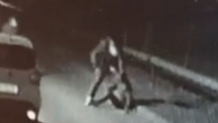 VIDEO ȘOCANT! Înjunghiat în plină stradă și lăsat într-o baltă de sânge - ataccucutitul90784700-1517736237.jpg