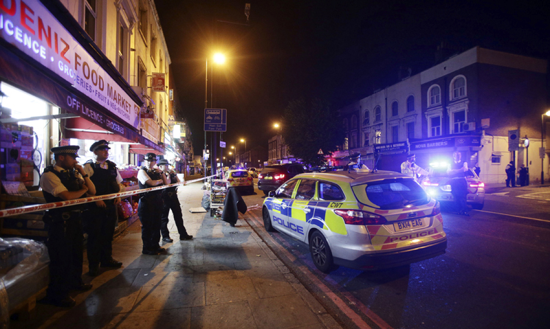 Atac în fața unei moschei: Liderul laburiștilor  și primarul Londrei au fost vizați - atacinfatauneimoschei-1517400401.jpg