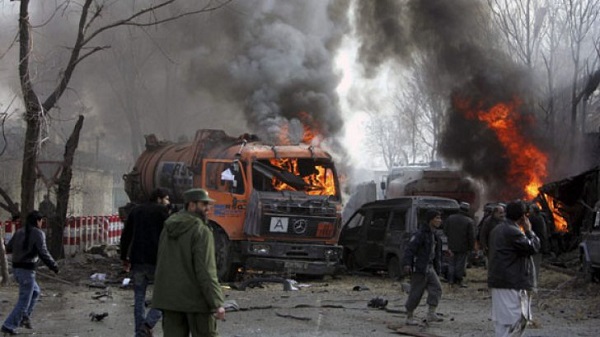 ATAC SINUCIGAȘ cu BOMBĂ la Kabul. Vizat, un convoi NATO: cel puțin 5 victime - atackabul-1506242097.jpg