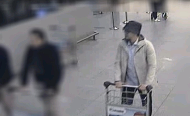 Imagini cu teroriștii, chiar înainte de atacurile de la Bruxelles. Cine este omul cu pălărie - atentatebelgiaatacator-1459192539.jpg