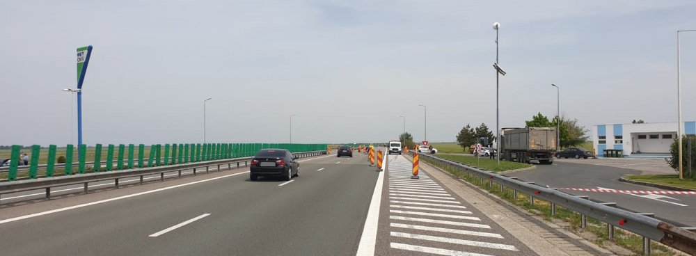 Circulație deviată pe Autostrada Soarelui. Se toarnă asfalt - atentiesoferiautostrada-1589800325.jpg