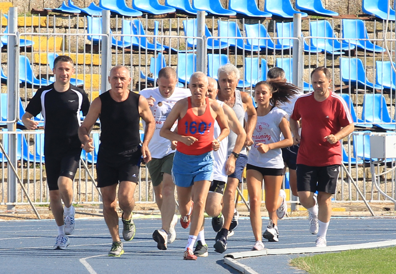 Ilie Floroiu, omagiat și aplaudat pentru recordurile sale într-o cursă de 1.000 metri - atletismiliefloroiu-1374424930.jpg